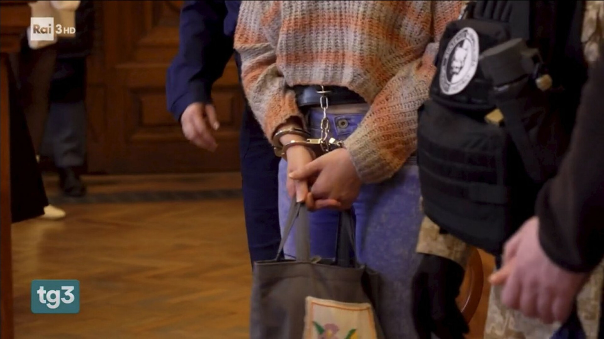 Ținută legată de gât într-o celulă cu șoareci. O femeie a apărut în fața unui tribunal din Ungaria legată cu lanțuri | VIDEO