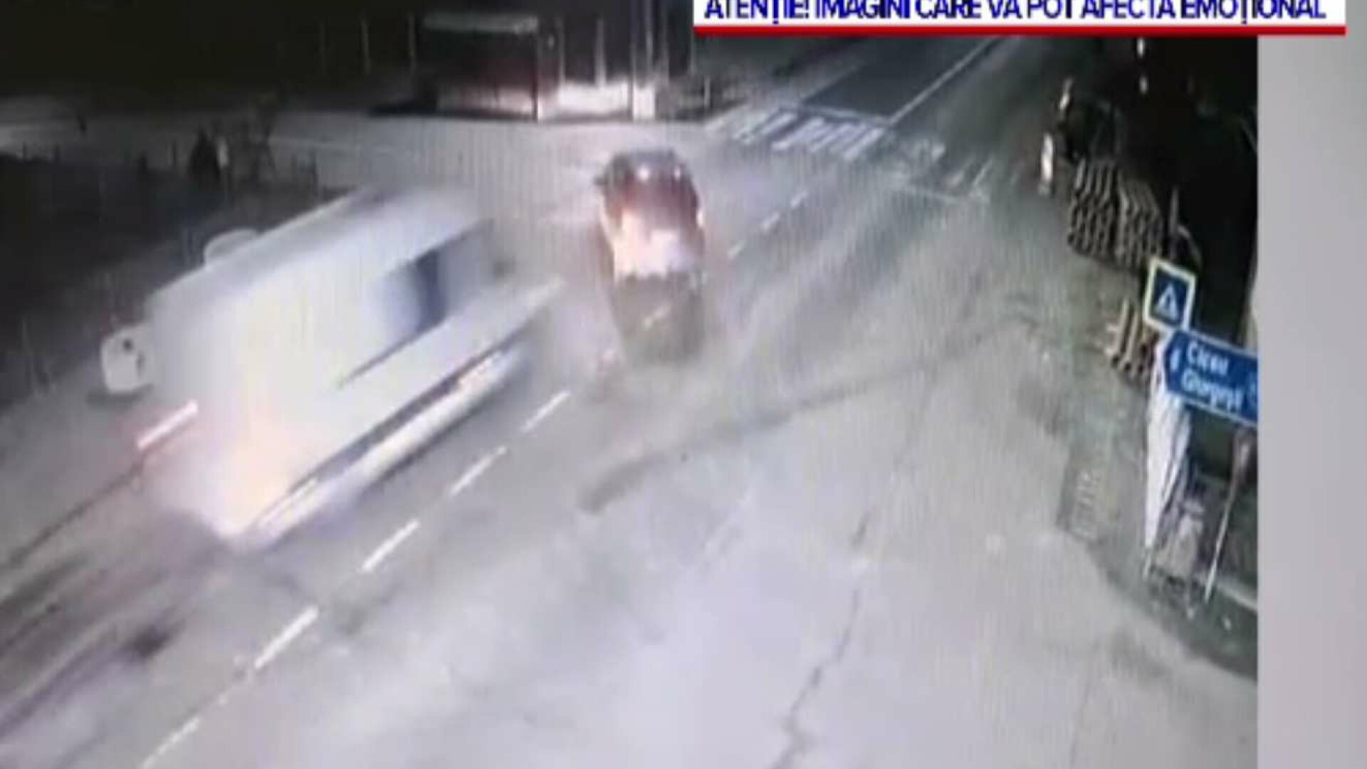 Un microbuz a intrat în plin într-o mașină, pe DN17. Șoferul acesteia nu se asigurase