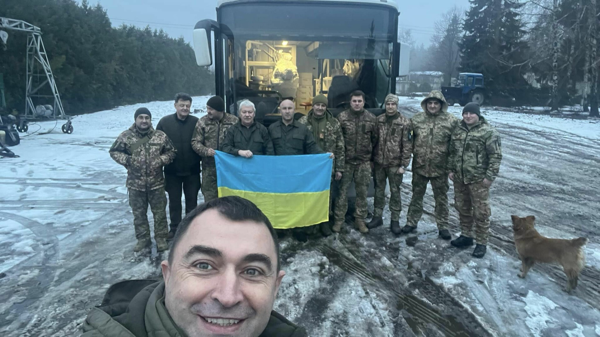 Viorel Răducan, stomatologul din Cernăuți care a transformat un autocar vechi în cabinet pentru militarii ucraineni