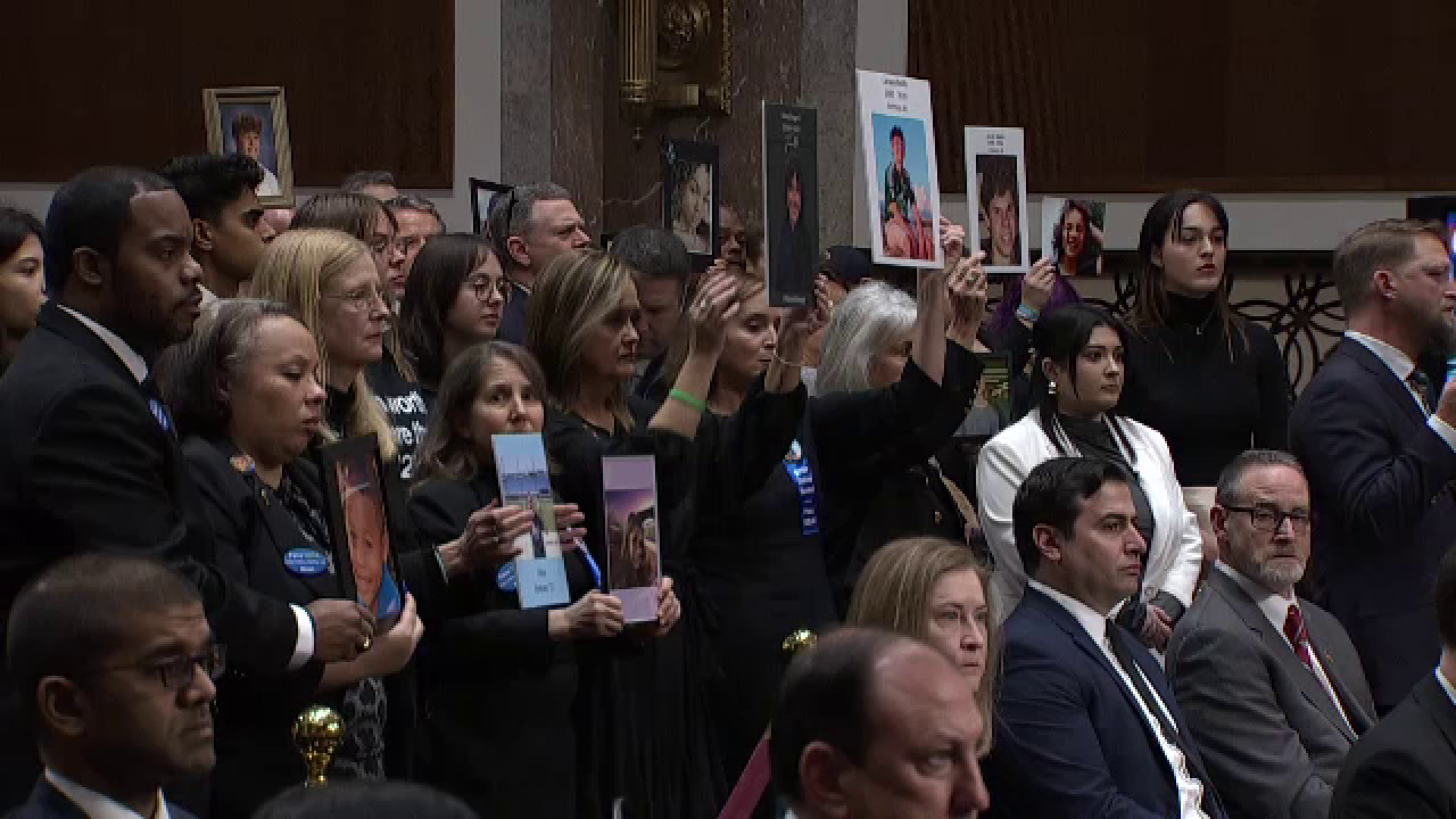 „Aveți sânge pe mâinile voastre”. Mark Zuckerberg le-a cerut scuze părinților la audierea din Senatul american