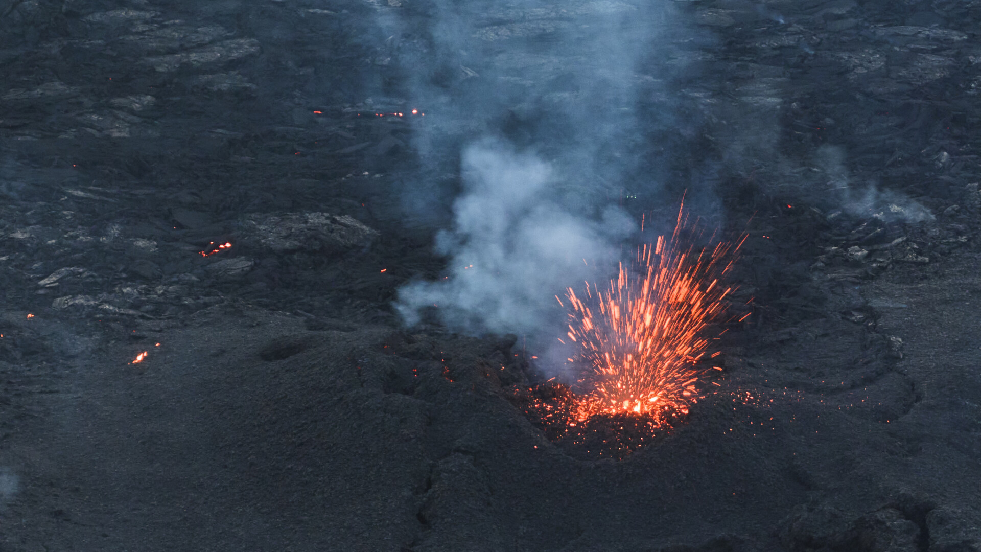 Cea mai recentă erupţie vulcanică scade în intensitate. Fluxurile de lavă au fost înlocuite de lavă