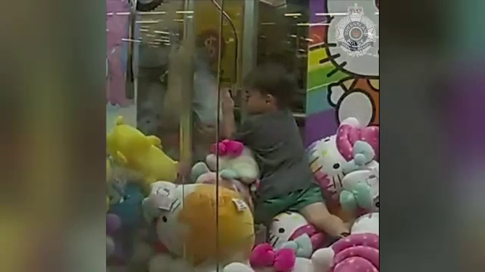 Un băiețel s-a strecurat într-o cutie cu jucării de pluș la un mall din Australia și a rămas captiv