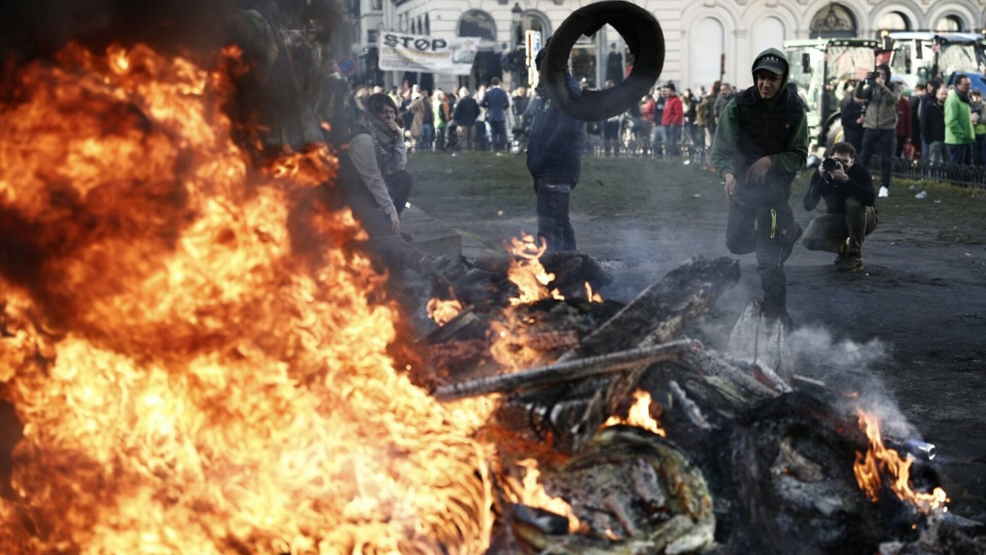 Flăcări la Bruxelles. Fermierii furioși au încercuit Parlamentul European, unde se aflau 27 de șefi de stat și de guvern