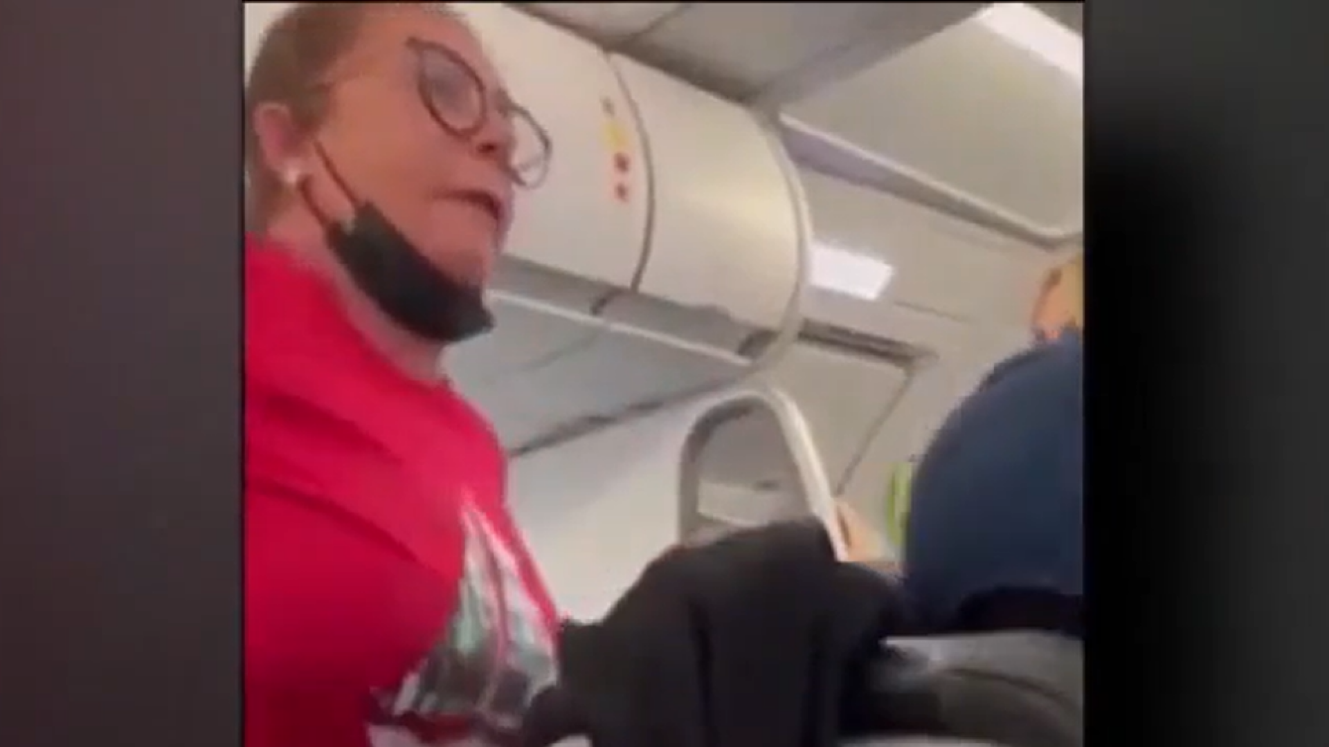 O femeie riscă 21 de ani de închisoare și o amendă uriașă după haosul creat într-un avion. De ce și-a dat pantalonii jos