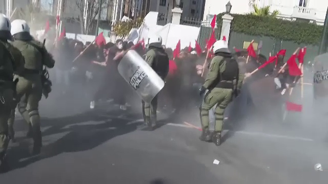 Lupte de stradă cu forțele de ordine, la Atena. Mii de tineri studenți au participat la un protest care s-a lăsat cu violențe