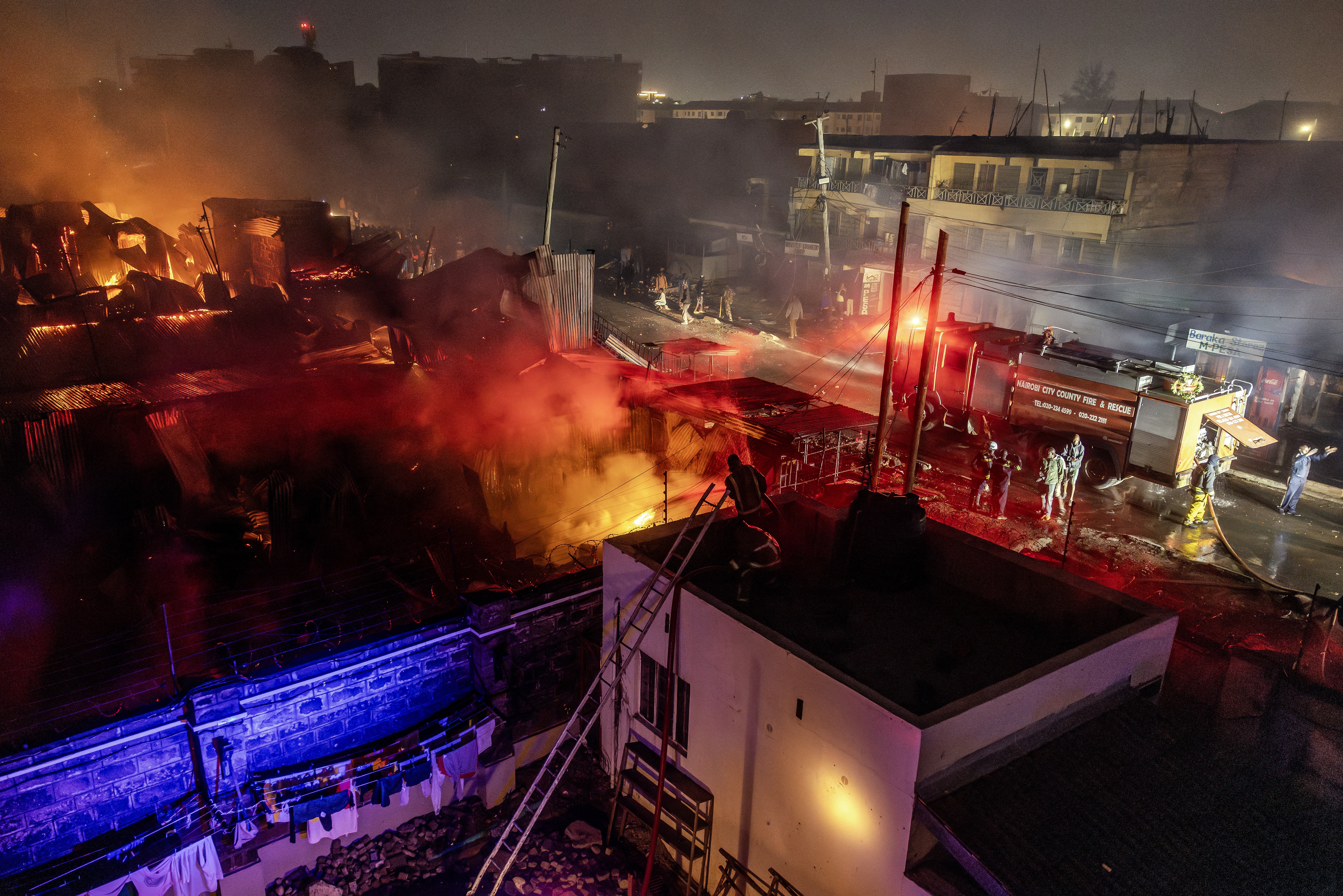 Explozie urmată de un incendiu de proporții în Nairobi. Cel puțin trei morți și peste 270 de răniți