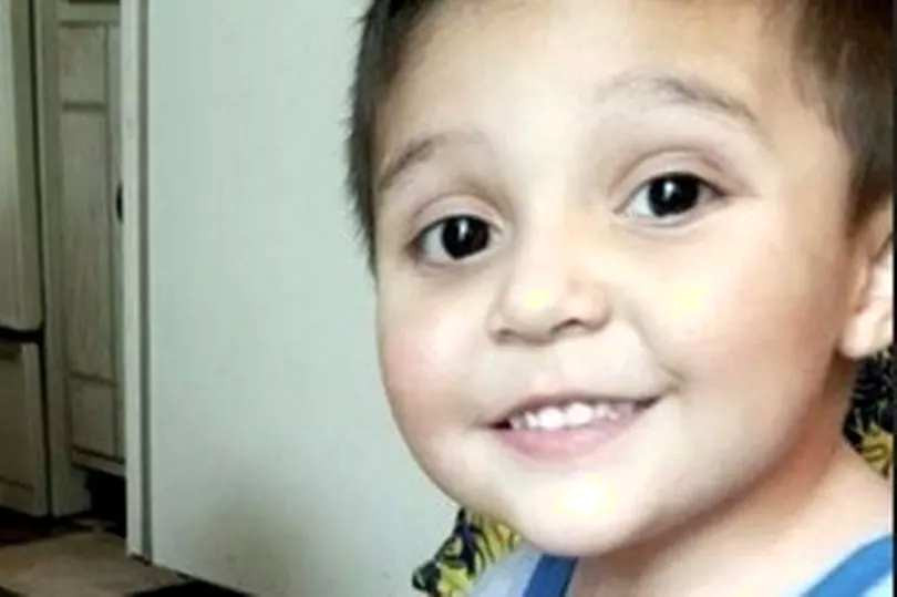 Cadavrul unui copil zidit în beton, găsit într-un depozit. Chiriașul nu mai plătise și proprietarul a intrat cu forța