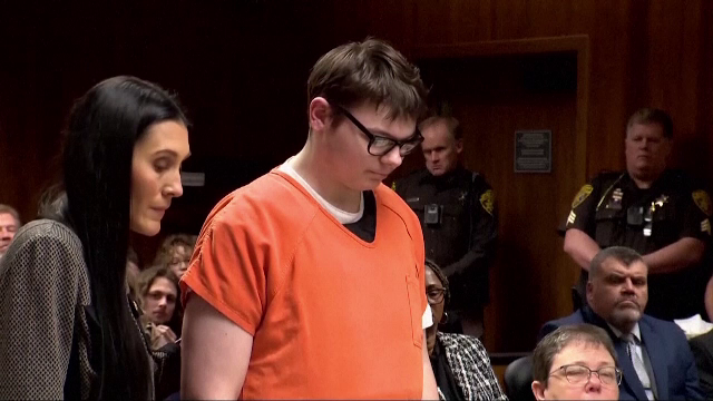 Părinții unui adolescent care și-a ucis patru colegi, judecați pentru omor prin imprudență. Băiatul, condamnat pe viață