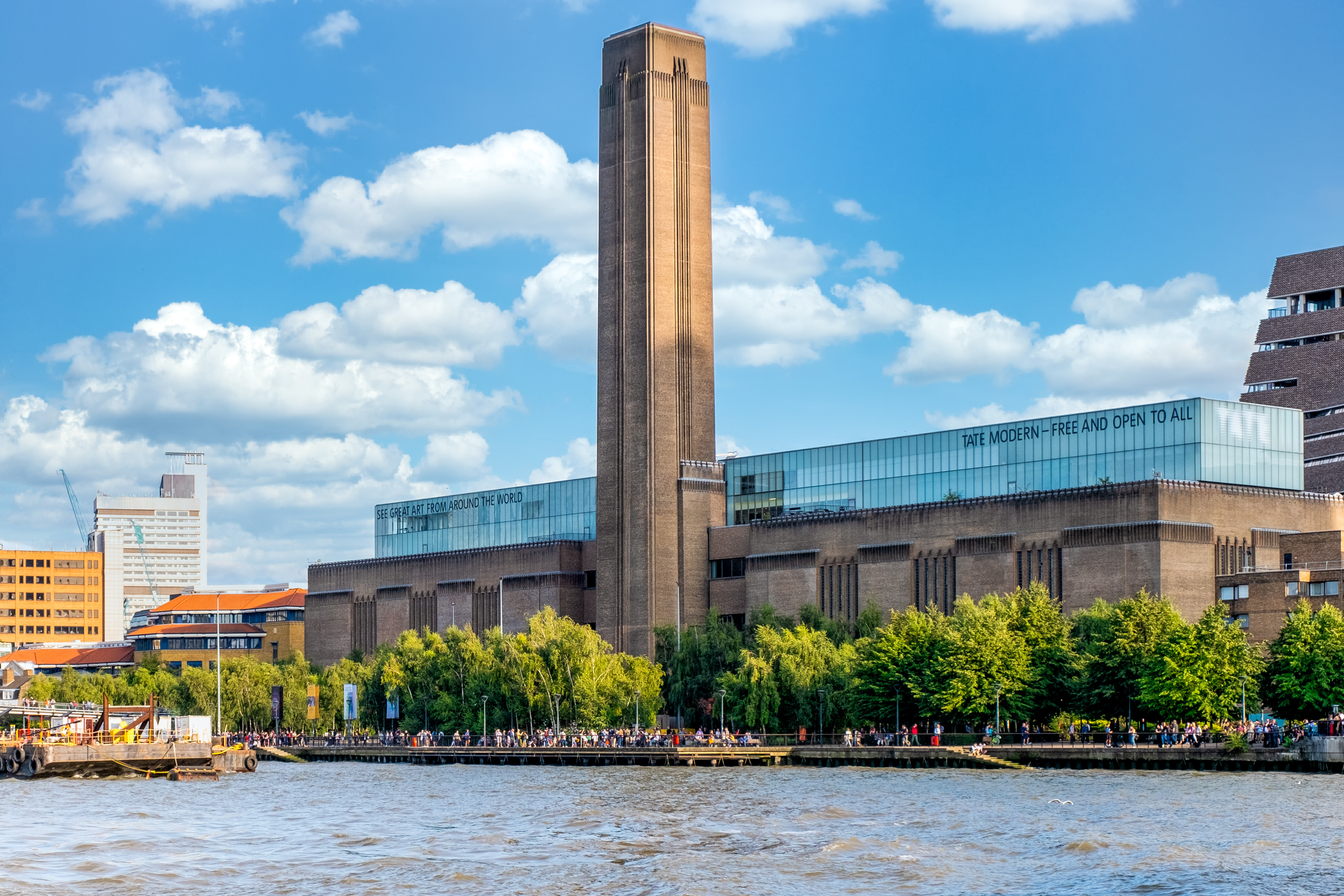 Un bărbat a murit după ce a căzut de pe platforma de observare a muzeului Tate Modern din Londra