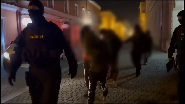 Pakistanezi arestați după ce au omorât cu o țeavă un afgan, în plină stradă, la Timișoara. Săltați dintr-un mall în București