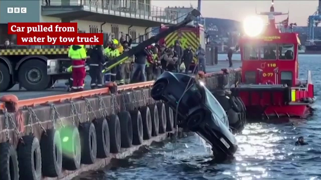 Momentul în care doi bărbați sunt scoși din apele oceanului cu ajutorul unei saune plutitoare