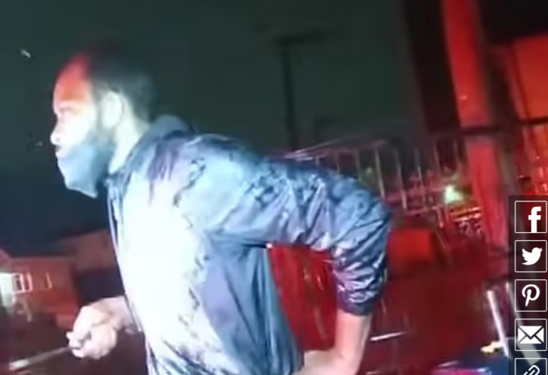 Un om al străzii a ucis o familie cu un cuțit, le-a incendiat casa, apoi a înjunghiat doi polițiști. VIDEO