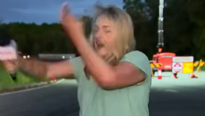 O reporteriță s-a pălmuit singură peste față și a înjurat în timpul unei transmisiuni în direct. VIDEO