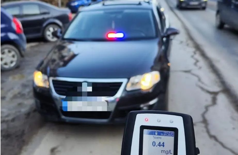 Neamțean beat, drogat și fără permis, prins într-o mașină dotată ilegal cu girofar, sirenă și stație de amplificare a vocii