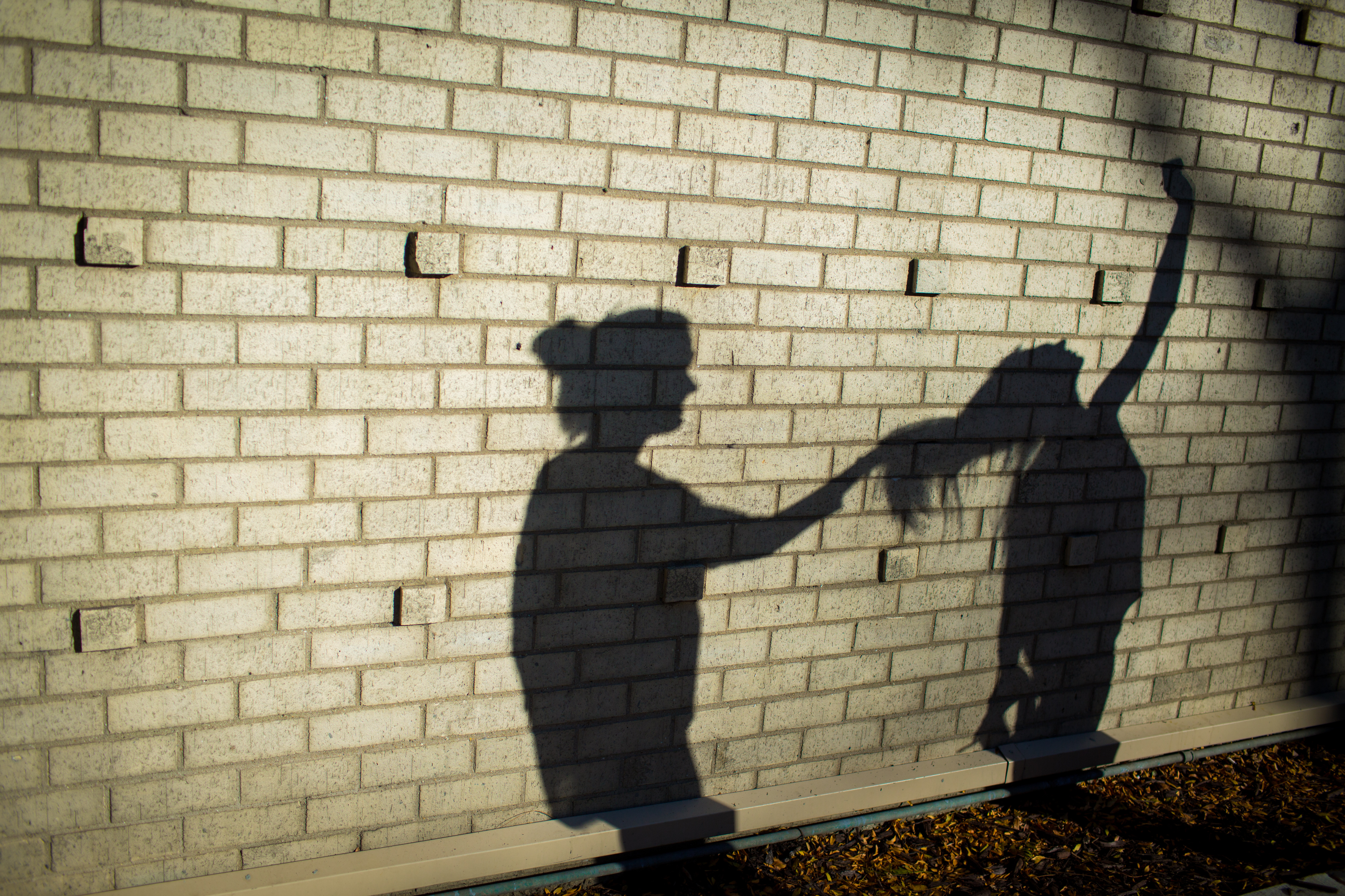 Fată de 15 ani bătută de o altă adolescentă într-un parc din Ploiești. Poliţiştii au deschis un dosar penal