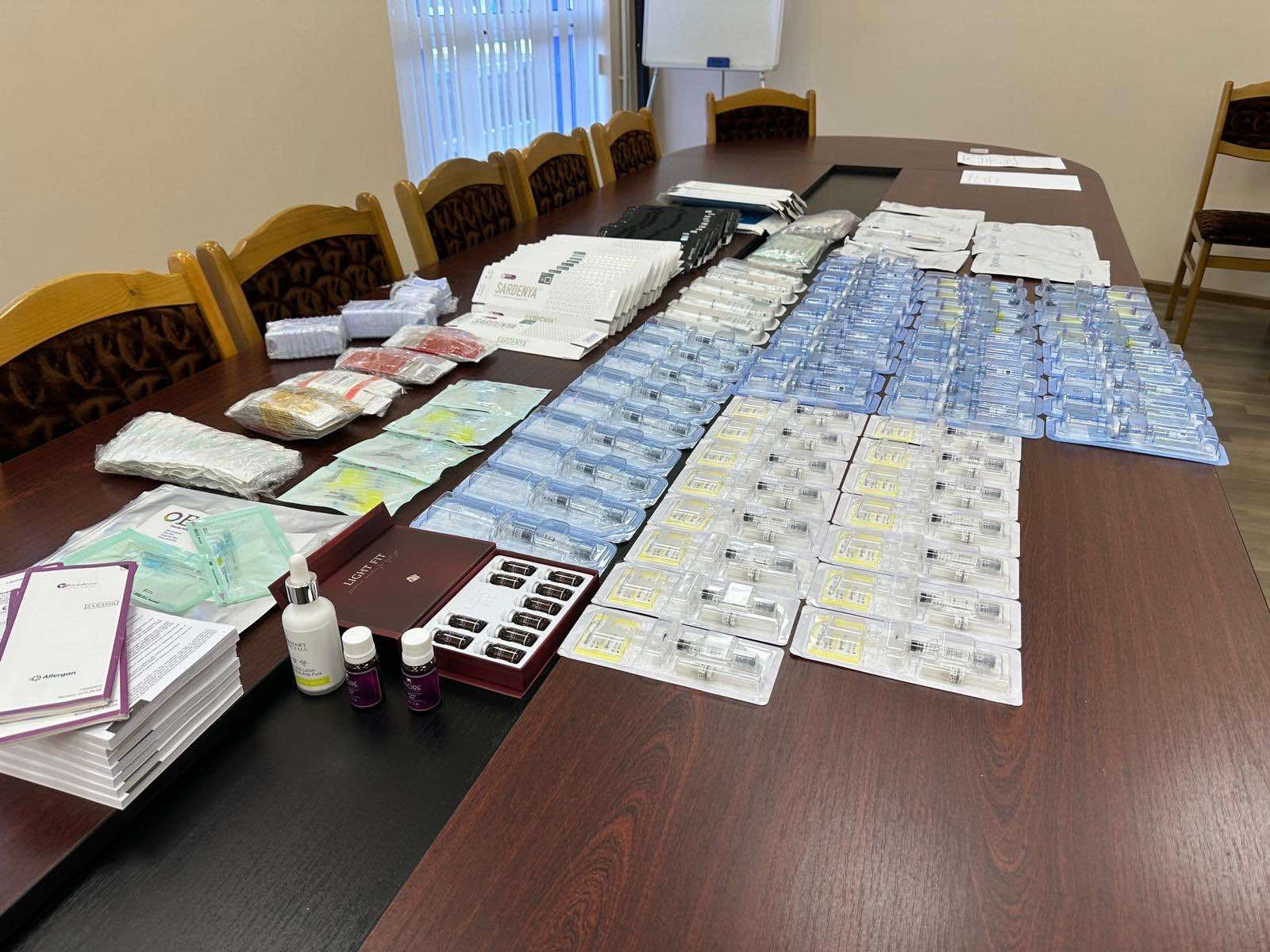 Descoperire neșteptată a polițiștilor în roata de rezervă a unei mașini Dacia Logan. Ce au găsit după un control | FOTO&VIDEO