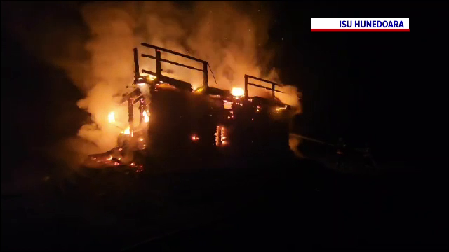 O cabană din Hunedoara a fost mistuită de flăcări uriașe în doar câteva minute. Ce s-a întâmplat