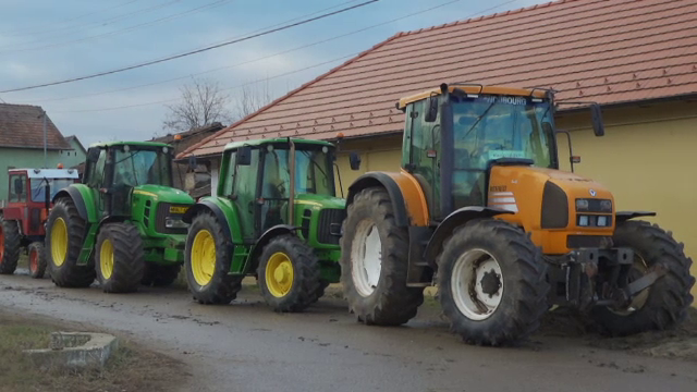 Comuna cu cele mai multe tractoare din România: ”Îmi fac toate treburile cu el”. RAR s-a mutat aici pentru a le face revizia