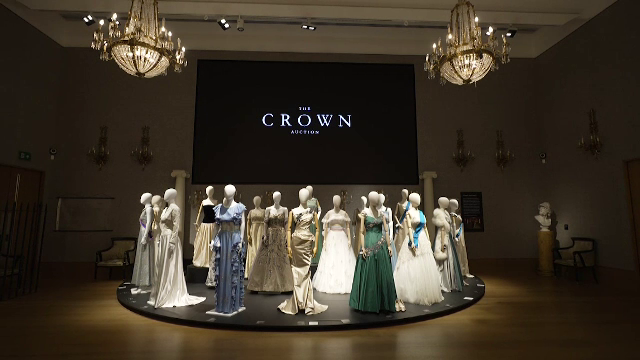 „Atât de minuțios s-a muncit la detalii”. Recuzita din serialul „The Crown”, scoasă la licitaţie