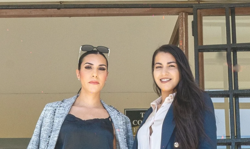 Două surori acuzate de frați că și-au ucis tatăl pentru avere au primit un verdict final după opt ani de lupte