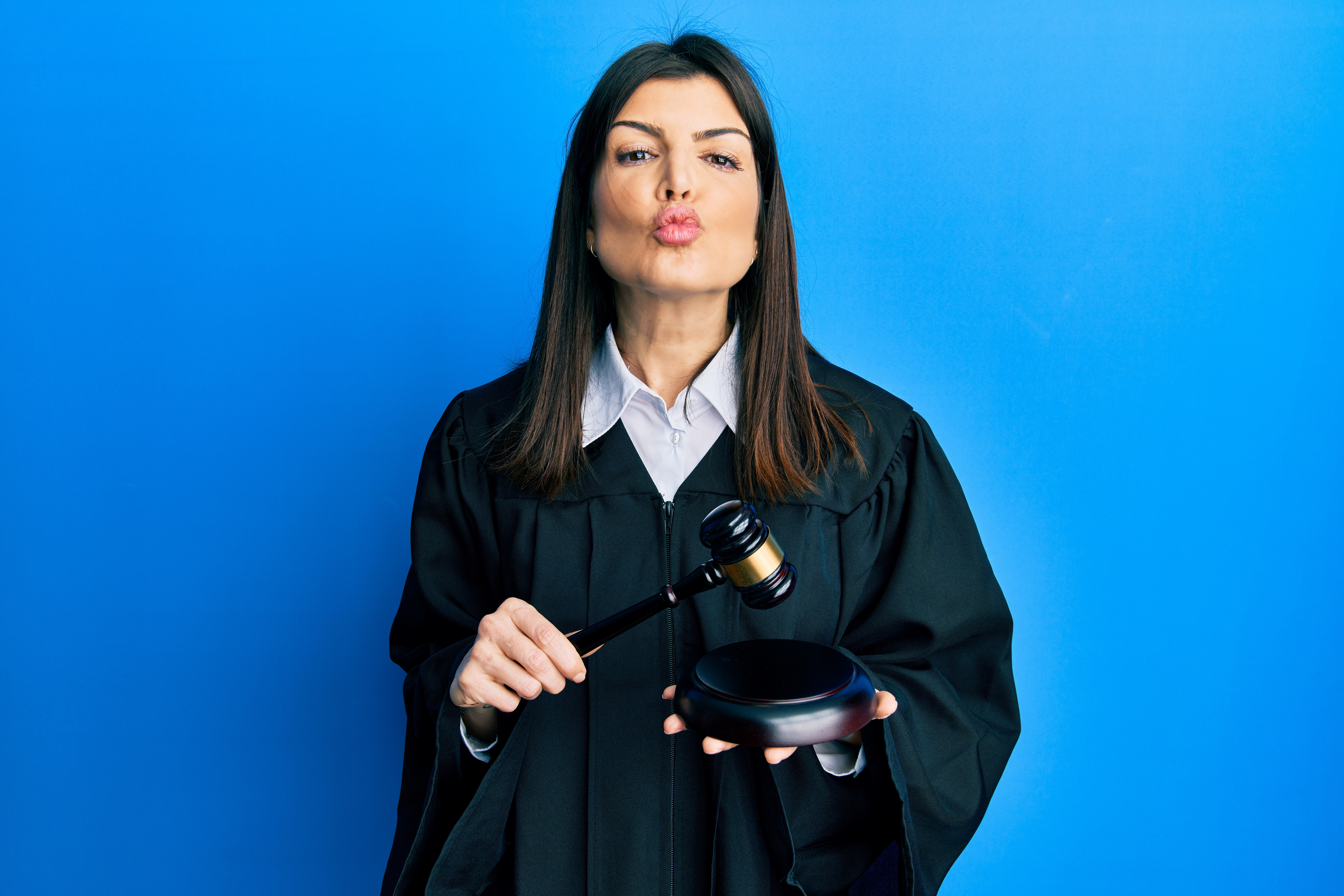 Judecătoarea dintr-un proces de custodie a copiilor a încercat să o seducă pe mamă printr-o aplicație de swingeri. Ce a urmat