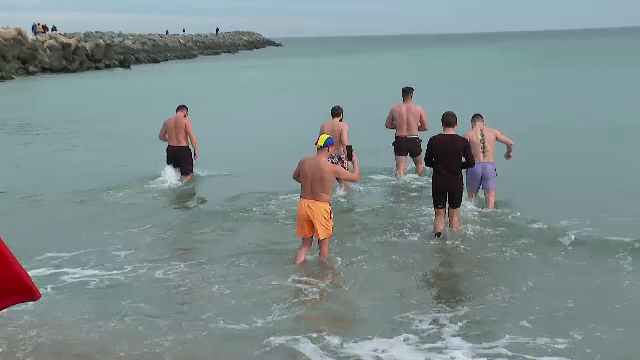 Pe litoral a fost desemnat cel mai curajos "urs polar". Mai mulți tineri au concurat în apa înghețată din Constanța