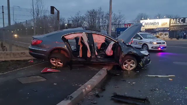 Tânărul mort în tragedia din Constanța avea permis de puțin timp. A zburat cu mașina peste sensul giratoriu și s-a făcut praf