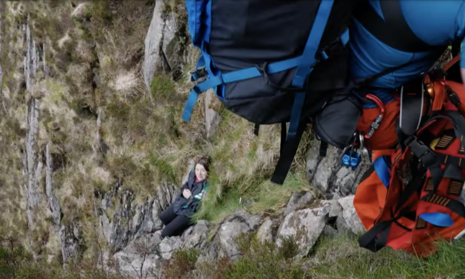 O femeie a rămas blocată ore în șir într-o râpă, după ce a alunecat în timp ce împrăștia cenușa tatălui ei pe un munte