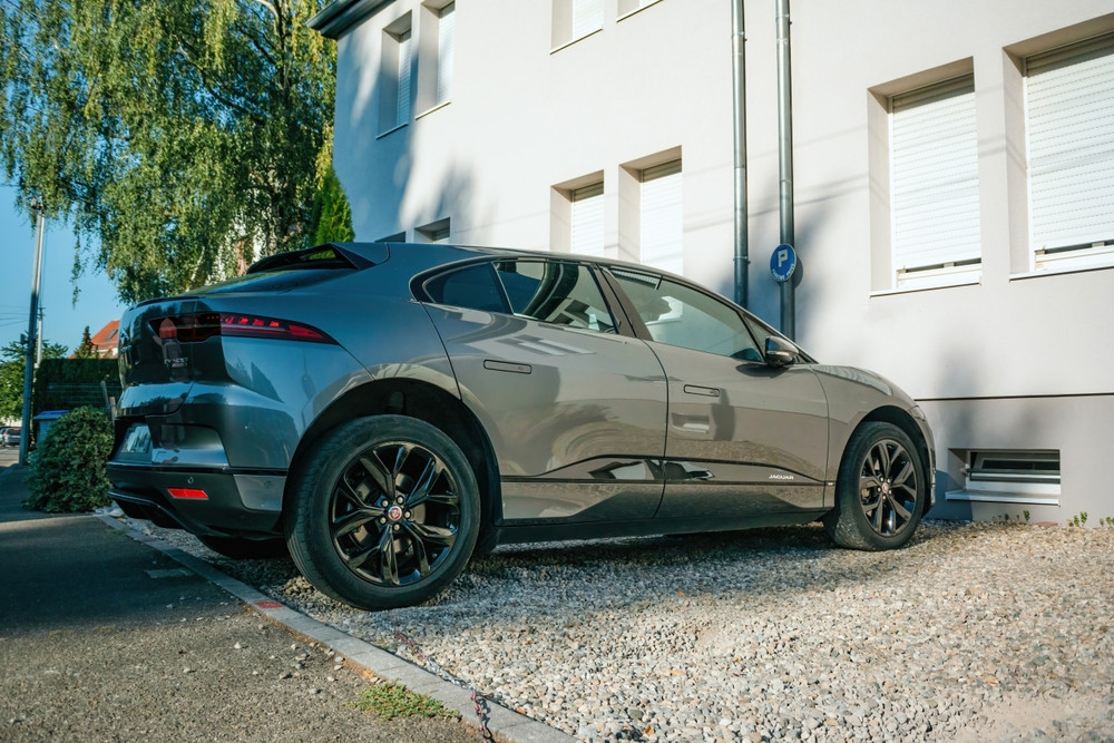 La un an după interzicerea trotinetelor, parizienii au aprobat triplarea prețului la parcare pentru SUV-uri