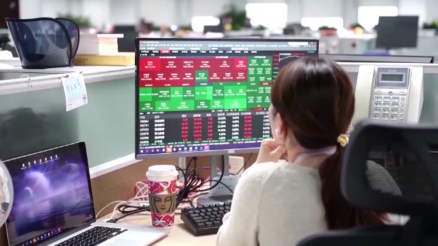 China anunța că economia sa a luat avânt, dar analiștii occidentali au altă părere. „Mi-am vândut toate acțiunile”