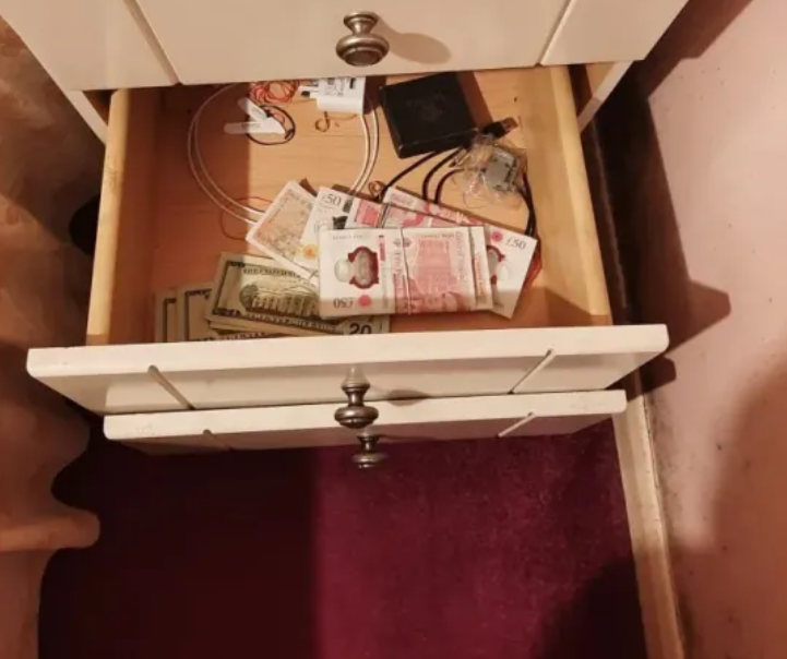 Captură de peste 800 de milioane de euro. Ce au descoperit polițiștii în apartamentul unui cuplu | FOTO