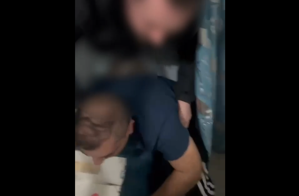 Un bărbat urmărit internațional a fost găsit în Sectorul 6 din București. Individul se ascundea în lada patului