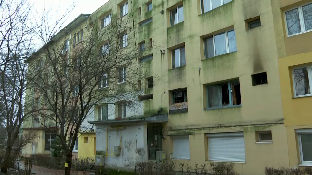 O femeie a murit alături de soțul ei imobilizat la pat, în apartamentul lor din Suceava. Locuința a luat foc de la o veioză