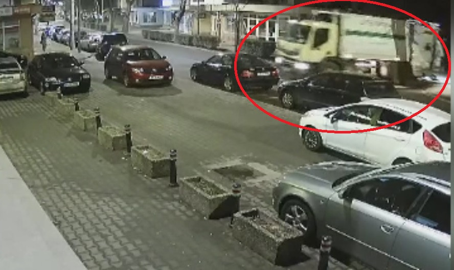 O mașină de gunoi a făcut prăpăd pe o stradă din Alba Iulia. Vehiculul a scăpat de sub control și a lovit cinci autoturisme