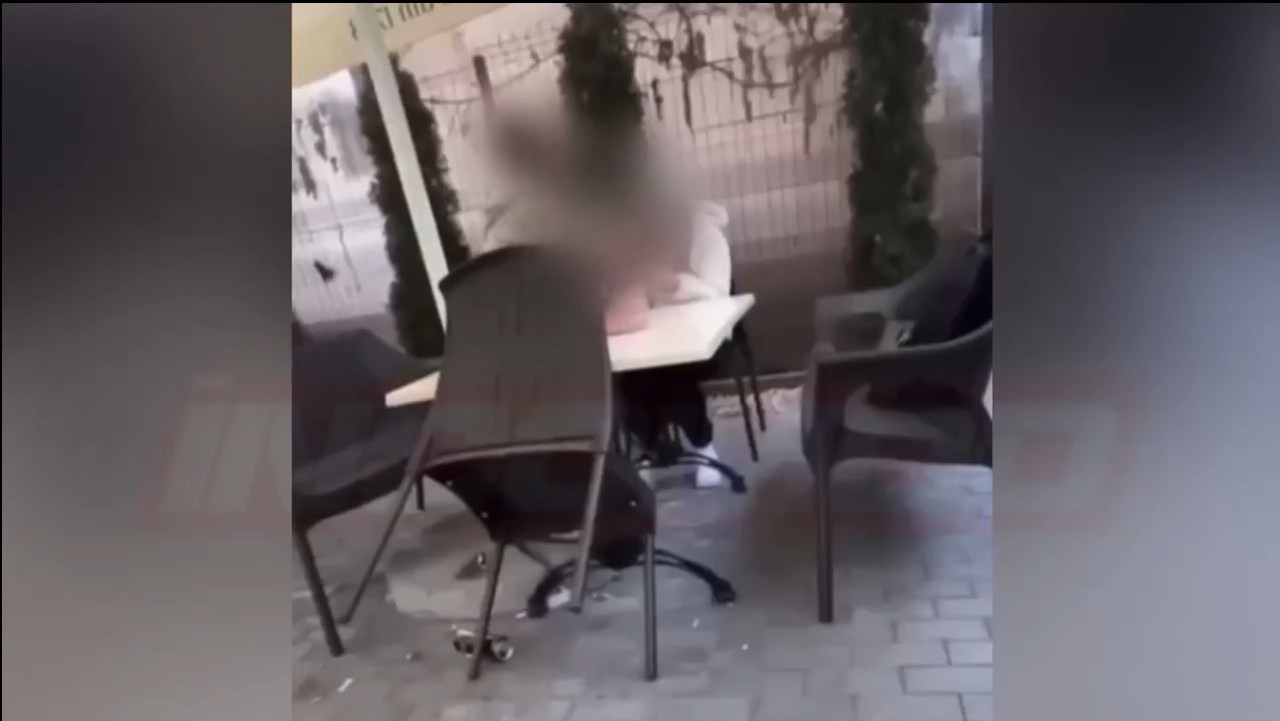 O fată de 13 ani a fost bătută de o altă adolescentă pe o terasă din Câmpina. Imaginile, distribuite pe social media. VIDEO