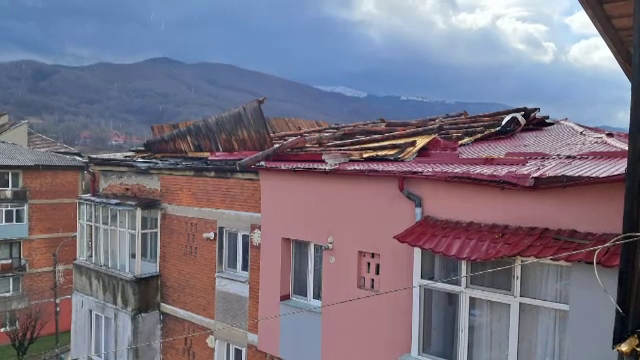 Vremea face ravagii. Acoperișuri smulse și copaci doborâți de vânt. Turiștii aflați la Rânca nu au mai putut pleca acasă