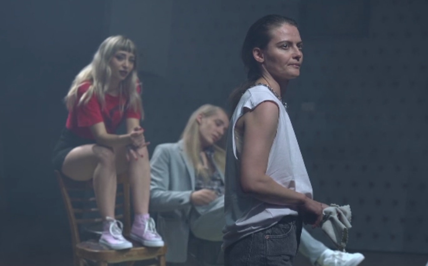 Reacția actriței Olga Török, după ce decorul a căzut peste ea în timpul unui spectacol, la Teatrul German din Timișoara