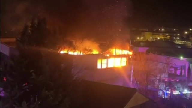 Incendiu puternic la un restaurant din Pitești. 58 de persoane s-au evacuat. Care ar fi cauza
