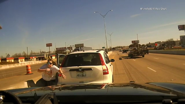 O șoferiță s-a înecat cu guma de mestecat după ce un bărbat i-a tăiat calea și s-a speriat. Cum a fost salvată de la moarte