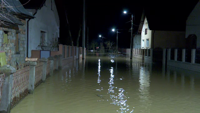 „Suntem toată noaptea de priveghi”. Localități din Bistrița-Năsăud, măturate de inundații după ce un râu s-a revărsat