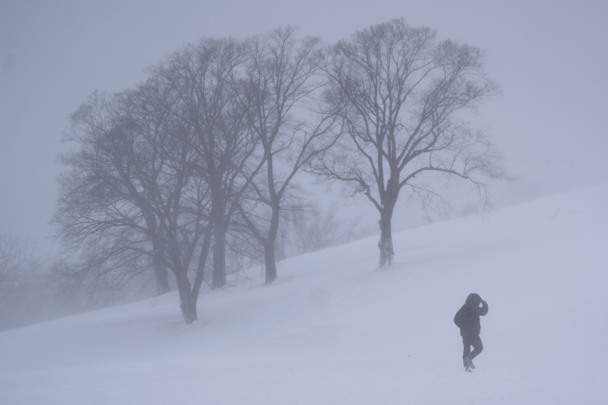 „Au căzut cantităţi record de zăpadă”. Estul Canadei, paralizat de o furtună de ninsoare istorică