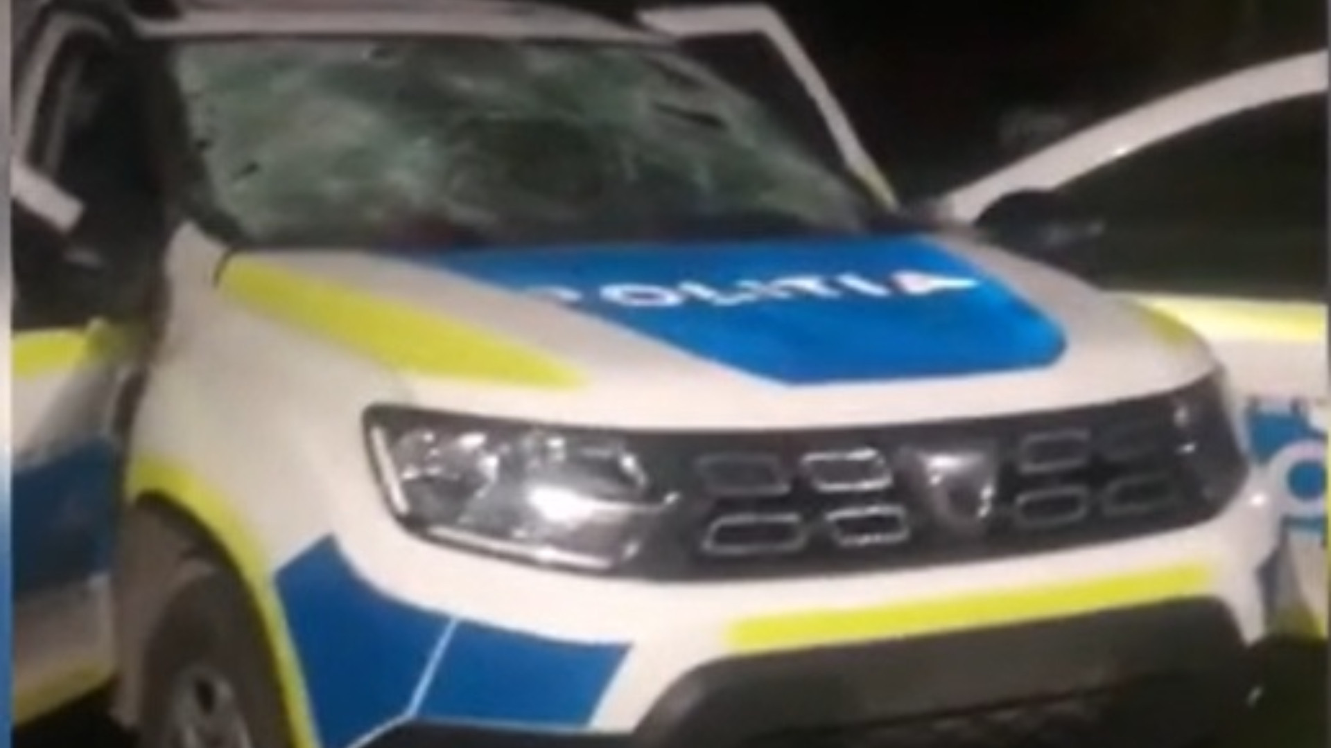 Tânăr din Caraș-Severin condamnat după ce a distrus cu un ciocan o mașină de poliție. Cum și-a motivat gestul