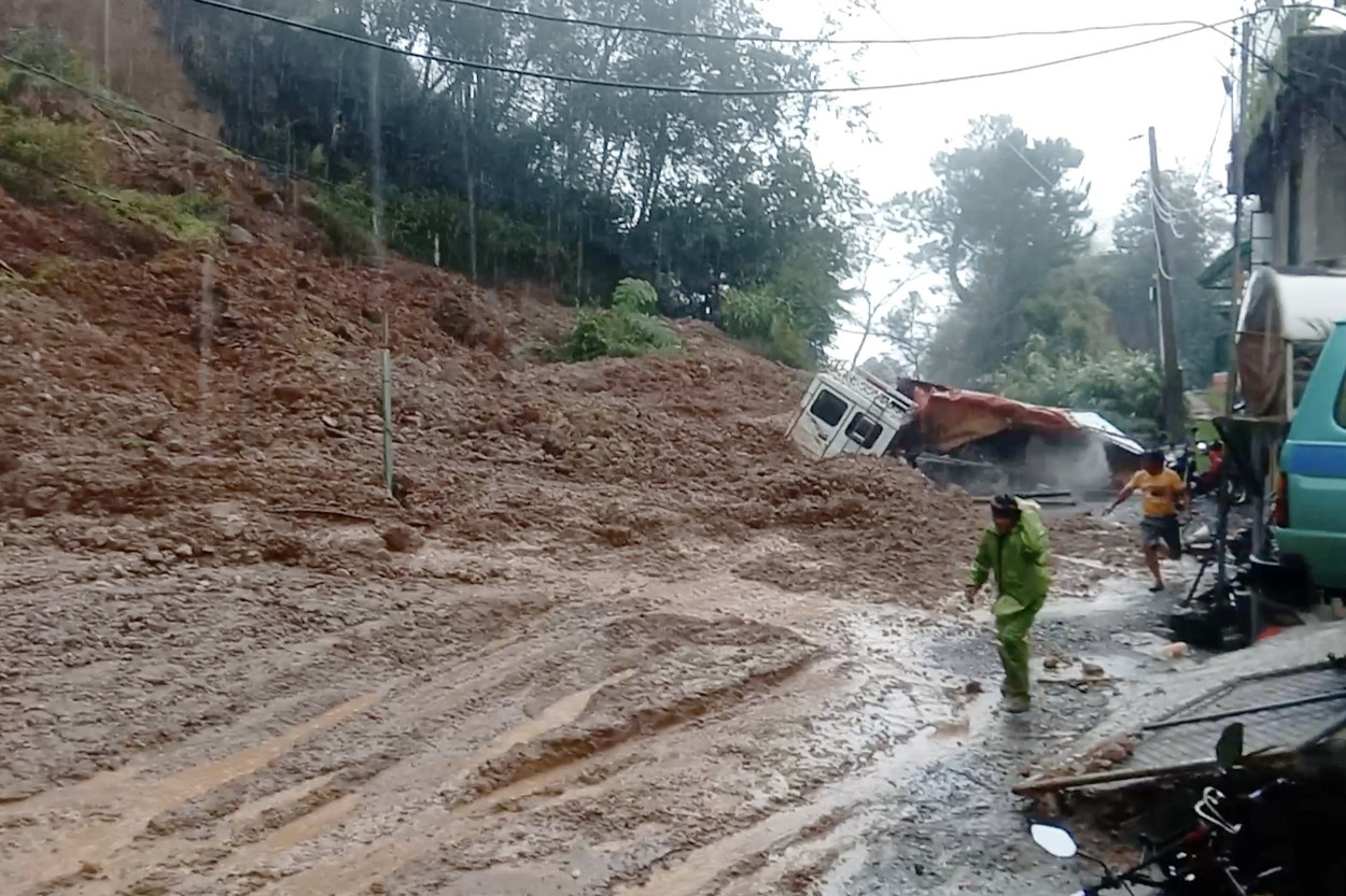 Autobuze îngropate de o alunecare de teren în Filipine: cel puţin 5 morți și 31 de răniți. Ordine de evacuare în 5 state