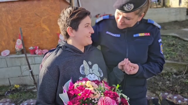 Luciana, o tânără din Bacău care este grav bolnavă, a avut parte de o surpriză neașteptată din partea jandarmilor de ziua ei