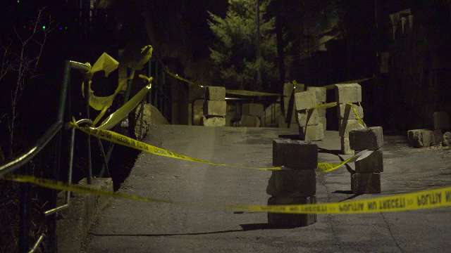 O familie din Brașov s-a trezit că o bucată din strada care trecea pe dealul din spatele casei s-a prăbușit în curtea lor