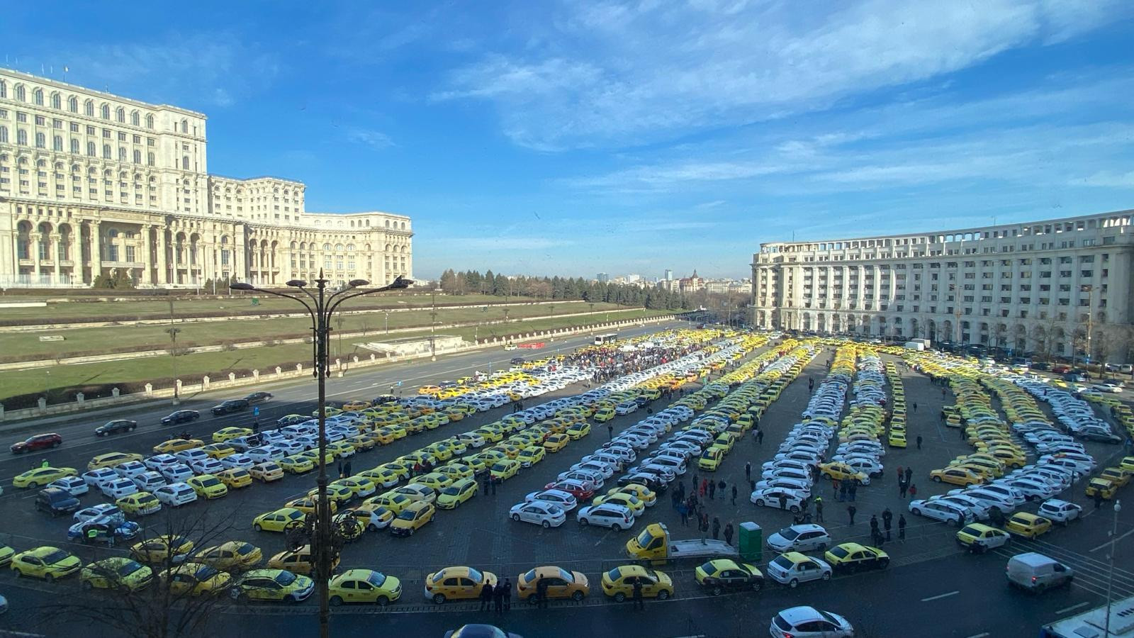 Sute de taximetrişti protestează miercuri în Piaţa Constituţiei şi Piaţa Victoriei. „Nu există niciun control, e ceva ireal”