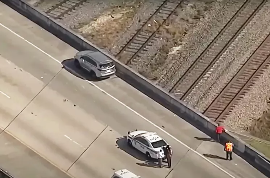 O mamă și-a lăsat cei doi copii în mașină și s-a aruncat de pe un pasaj. Gemenii de 3 ani au murit