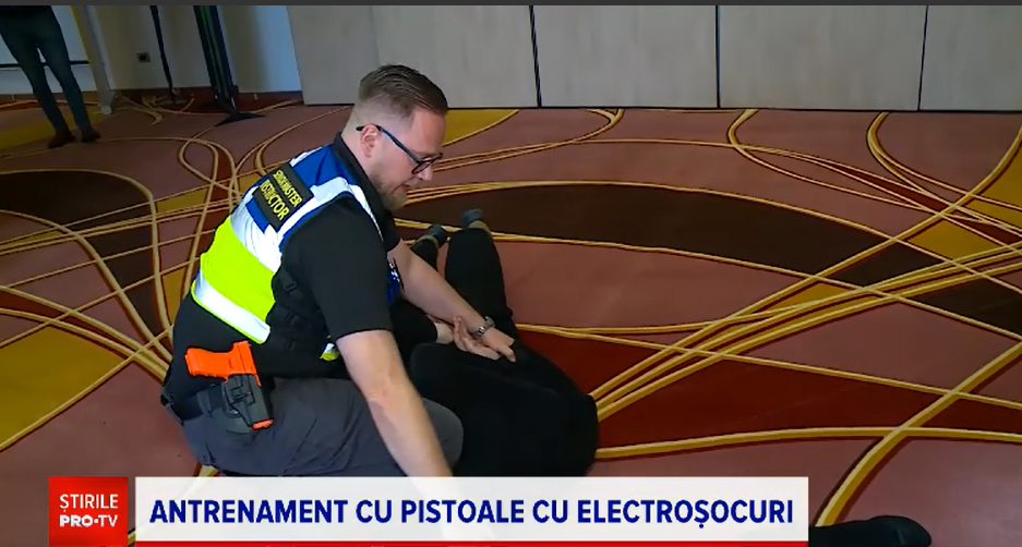 Polițiștii din Capitală au început un curs în care vor învăța cum să folosească dispozitive de imobilizare neuromusculară