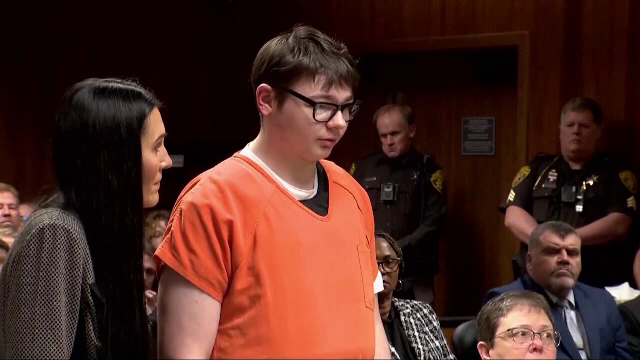 Mama unui adolescent din SUA, care și-a împușcat mortal 4 colegi de clasă, riscă 15 ani de închisoare