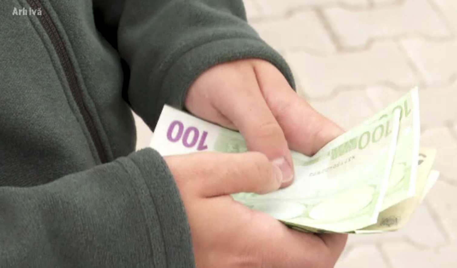 Polițist din Dolj, prins în flagrant cu o șpagă de 400 de euro. Se lăcomise la banii unui șofer care a călcat pe bec